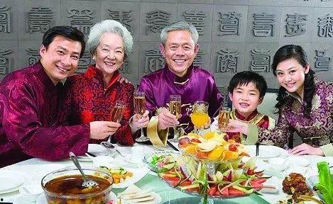 过年吃瓜大妈图片,大妈吃瓜笑翻天,传统习俗新风尚